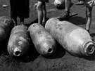 Znekodnné americké letecké bomby po jednom z jarních nálet roku 1945.