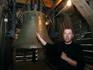 Kosteln�k olomouck� katedr�ly Anton�n Ku�era u jednoho ze zvon� ve v�i d�mu...