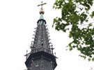 Pohled na špici věže s ochozem olomouckého dómu svatého Václava.