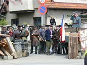 Dobová ukázka květnových bojů na pražských barikádách.