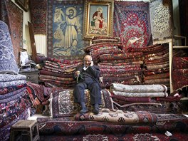 UTAENÍ KOHOUTK. Íránský mu telefonuje v obchod s koberci na starém bazaru v...