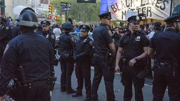 Americk msta zachvtily protesty proti policejn brutalit. Mui zkona vak nemuseli vraznji zasahovat. (30. dubna 2015)