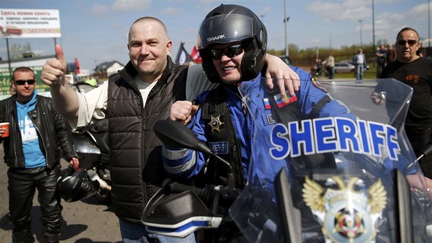 Rusk motork po pejezdu hranic EU v Terespolu s polskm pznivcem Nonch vlk (27. dubna 2015).