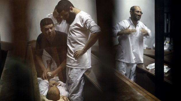 Ahmad Ismal, kter dr v egyptskm vzen hladovku, dostv nitroiln vivu. Mu je obvinn ze pione pro Katar (28. dubna 2015).