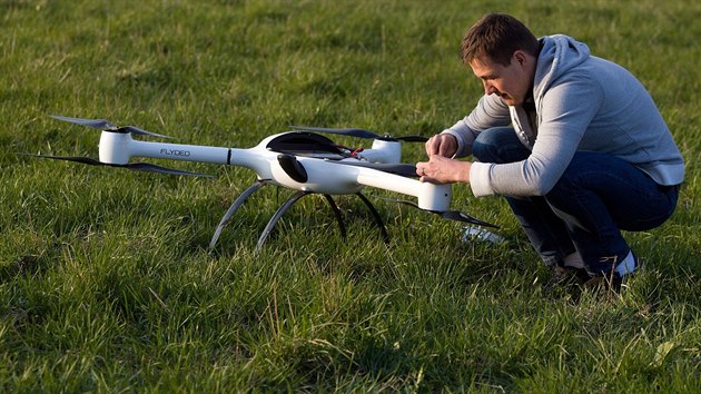 Jabloneck dron m rozpt kolem metru a je uren zejmna pro pozorovn. S pozorovac kamerou vydr rekordnch 70 minut.