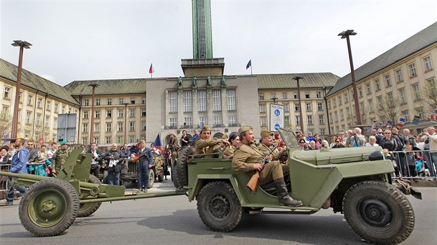 Ostrava oslavuje konec 2. svtov vlky. Okolo radnice s typicky thlou v projel konvoj dobov bojov techniky. (30. dubna 2015)