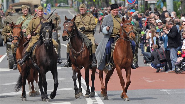 V prvodu nechyblo ani rusk jezdectvo. (30. dubna 2015)