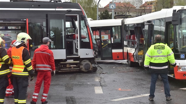 Nehoda tramvaje a autobusu MHD na kiovatce ulic Generála iky a...