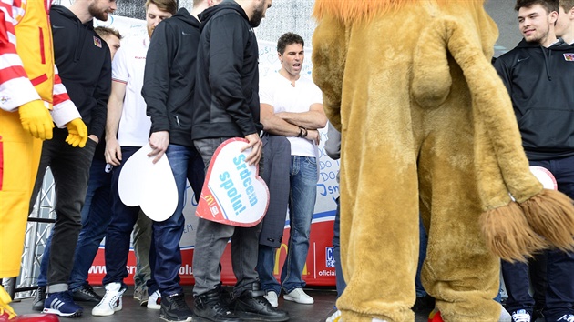 Hrái eské hokejové reprezentace oteveli 30. dubna v Praze fanoukovskou zónu...