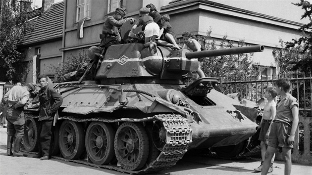 Sovtský tank T-34/76 na pedmstí Prahy v kvtnu 1945.