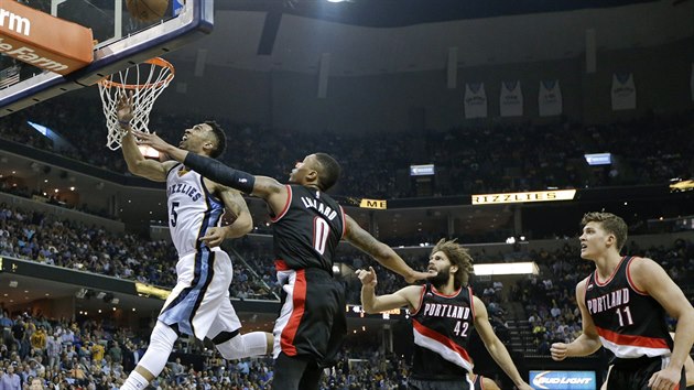 Courtney Lee z Memphisu zakonuje spn akci na ko Portlandu. Zabrnit se mu v tom marn sna Damian Lillard, pihlej Robin Lopez a Meyers Leonard (vpravo).