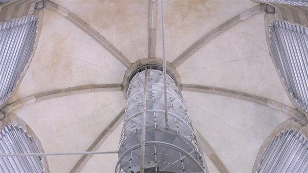 Do nejvy���ch m�st v�e d�mu svat�ho V�clava se mus� mimo jin� i po to�it�m schodi�ti.