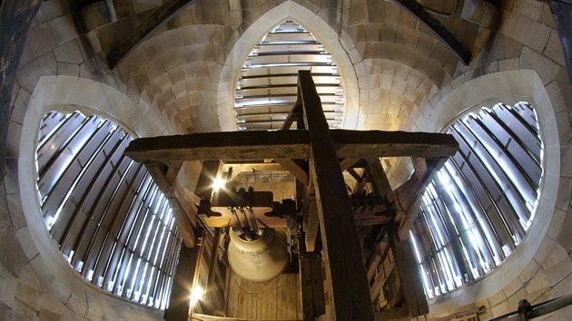 Pohled shora na dva ze zvon ve vi dómu svatého Václava.