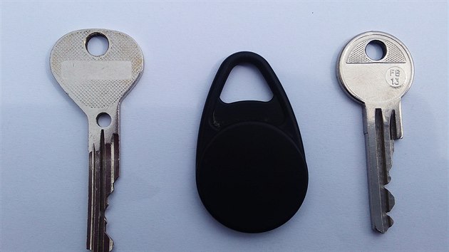 Dva dlouhé klíče a čip, které měla mít žena u sebe.