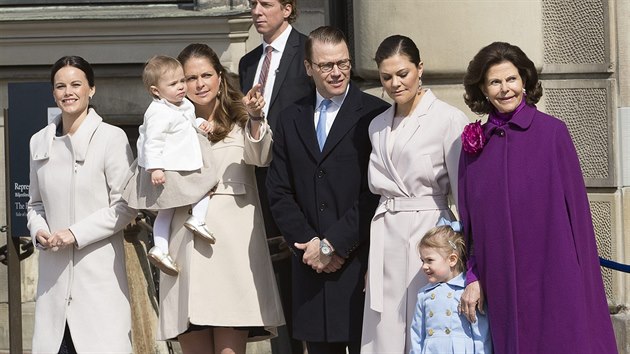Sofia Hellqvistová, švédská princezna Leonore v náruči své matky princezny Madeleine, princ Daniel, korunní princezna Victoria, princezna Estelle a královna Silvia (Stockholm, 30. dubna 2015)