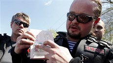 len Noních vlk ukazuje svj cestovní pas, kde mu bylo odebráno schengenské...