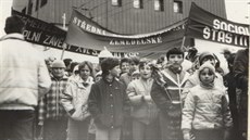 Zábr na dti v jihlavském prvomájovém prvodu ped ticeti lety. V této...