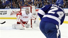 Detroitský gólman Petr Mrázek �elí st�ele Ryana Callahan z Tampy Bay.