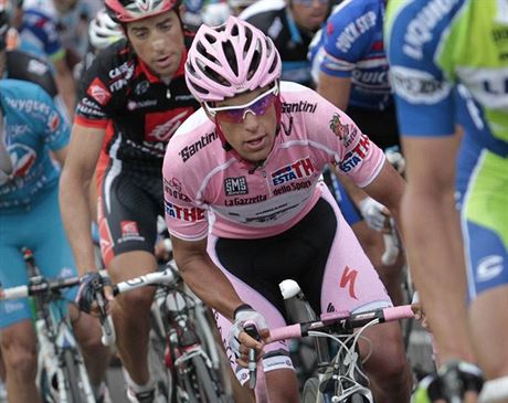 Richie Porte v rovém trikotu pro vedoucího mue Giro d'Italia.