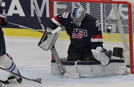 Branká Connor Hellebuyck je jedním z pti amerických hokejist v nominaci na letoní MS, kteí vlastní bronzovou medaili z Prahy 2015.