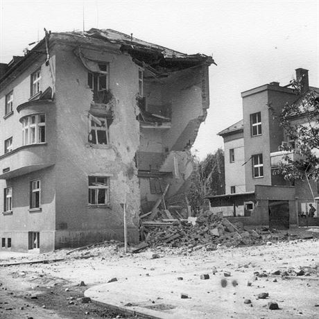 Nlet na Mladou Boleslav 9.5.1945. Siln pokozen dm na rohu Laurinovy a...