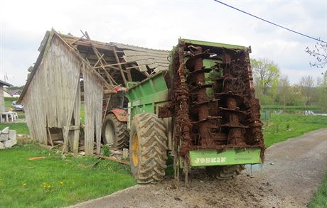 patn zajitný traktor skonil ve stodole.