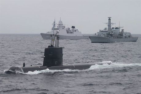 védská ponorka HSWMS GOTLAND, britská fregata HMS PORTLAND (F79) a nizozemská...