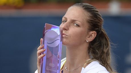 Karolína Plíková s trofejí pro vítzku turnaje J&T Banka Prague Open.
