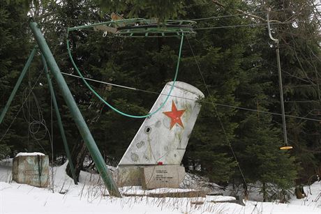 Letecké netstí ve Zdobnici pipomíná bizarní pomník kídla s rudou hvzdou u...