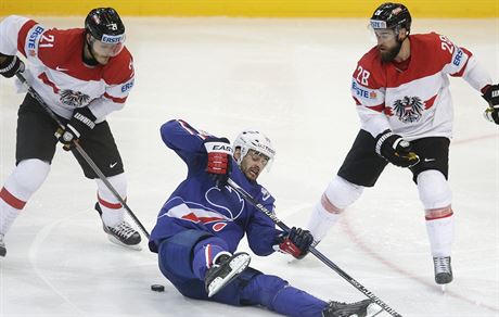 Francouzský hokejista Sacha Treille (uprosted) elí rakouské pesile v podání...
