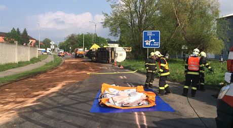 V Perov se pevrátila cisterna peváející hnojivo. ást ho následn vytekla...