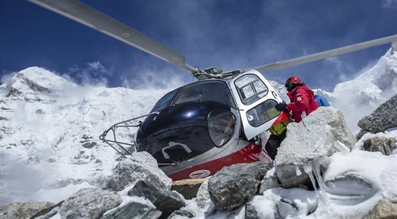 Helikoptéra záchraná pod Mount Everestem (27. dubna 2015)