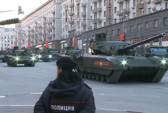 Rusko odhalilo nové zbran a bojová vozidla