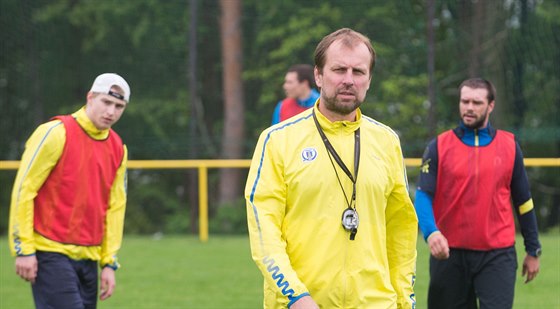 Trenér zlínských hokejistů Rostislav Vlach vede letní příptavu.