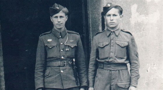 Ivan Benčák (vlevo) bojoval v Rudé armádě, k Československé armádě ho převelili...