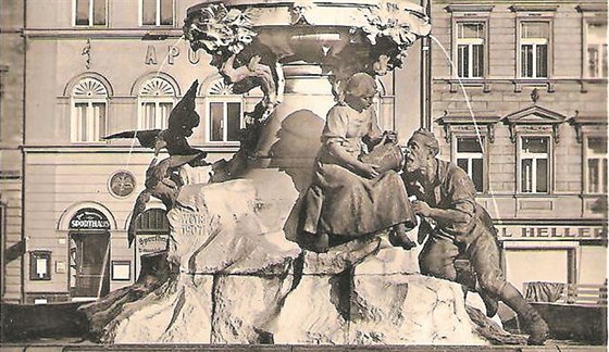 Podoba soch od vídeského sochae Rudolfa Weyra se dochovala jen na starých...