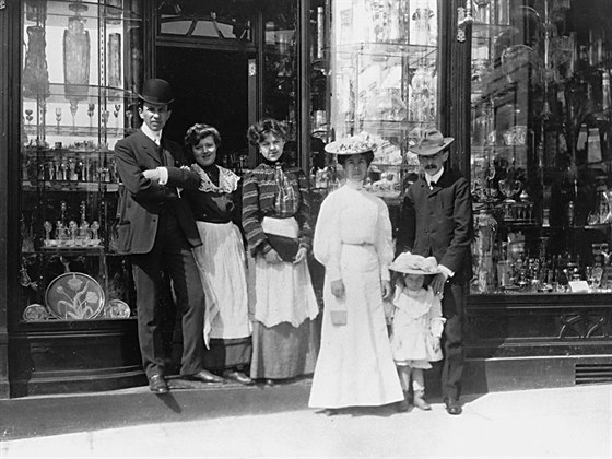 Richard a Leo Moserové se svými rodinami na snímku z roku 1905. Fotografie je...