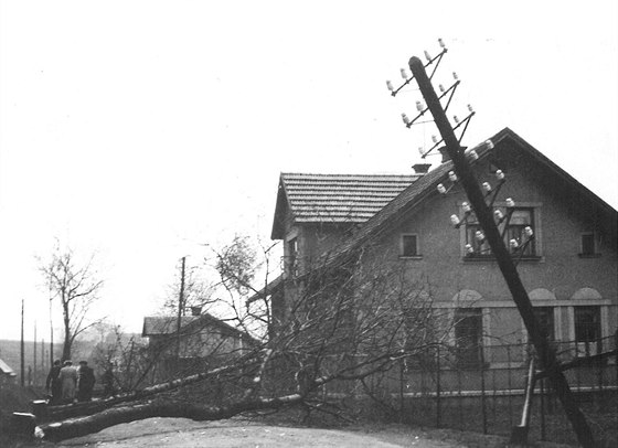 Zátarasy na silnici do Semil ráno 3. kvtna 1945.
