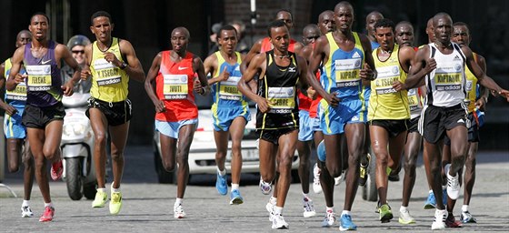 Tradiní momentka z Praského maratonu, konkrétn z roku 2010. elo závodu...