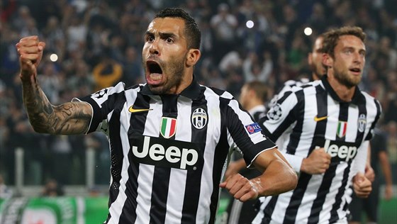 JE TO TAM! Carlos Tévez (vlevo), útoník Juventusu Turín, oslavuje svj gól z...