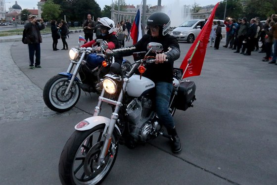 lenové ruského motorkáského klubu Noní vlci dorazili do Vídn (2. kvtna...