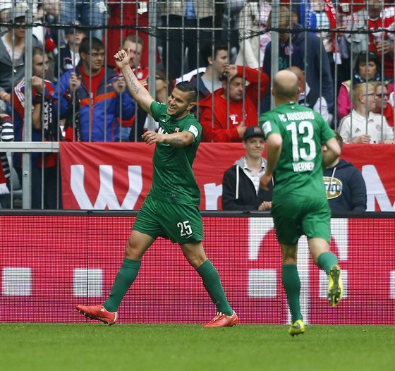 Fotbalisté Augsburgu se radují z gólu do sít Bayernu Mnichov, trefil se Raul...