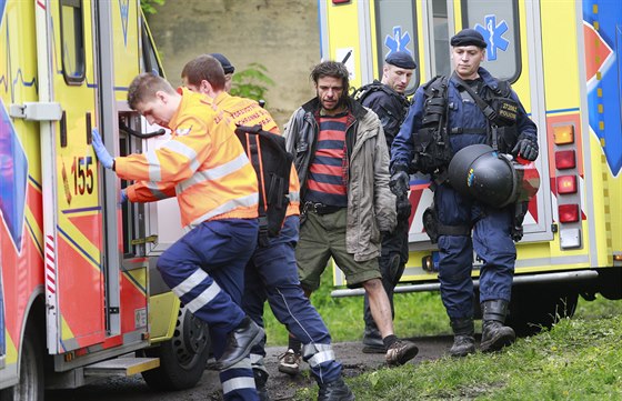 Policisté asi ti hodiny zasahovali v usedlosti Cibulka v praských Koíích....