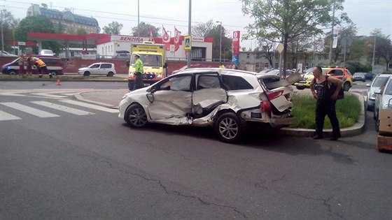 Osobní automobil po sráce s tramvají na eskomoravské.