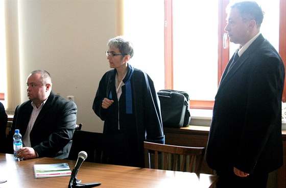 Ped eskobudjovickým soudem stojí Jan Vlaín (vpravo) a Milo Hrubý. Na...