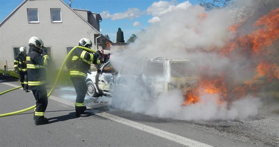 Hasii likvidují poár auta u Balkovy Lhoty na Táborsku.