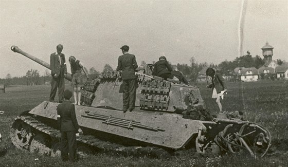 Oputný velitelský královský tygr se v poválených dnech stal atrakcí. Chodily...