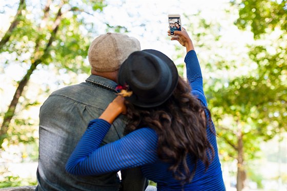 Jen pár hodin po zcizení mobilu se na útu majitelky objevily selfies údajných zlodj. Ilustraní snímek