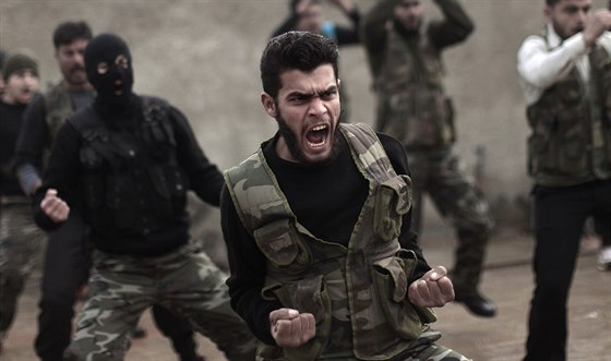 Vojáky syrské opozice cvií americká armáda v Jordánsku (8. kvtna 2015).