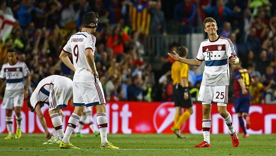 Fotbalisté Bayyernu Mnichov po poráce v Barcelon. Thomas Müller (vpravo) a...